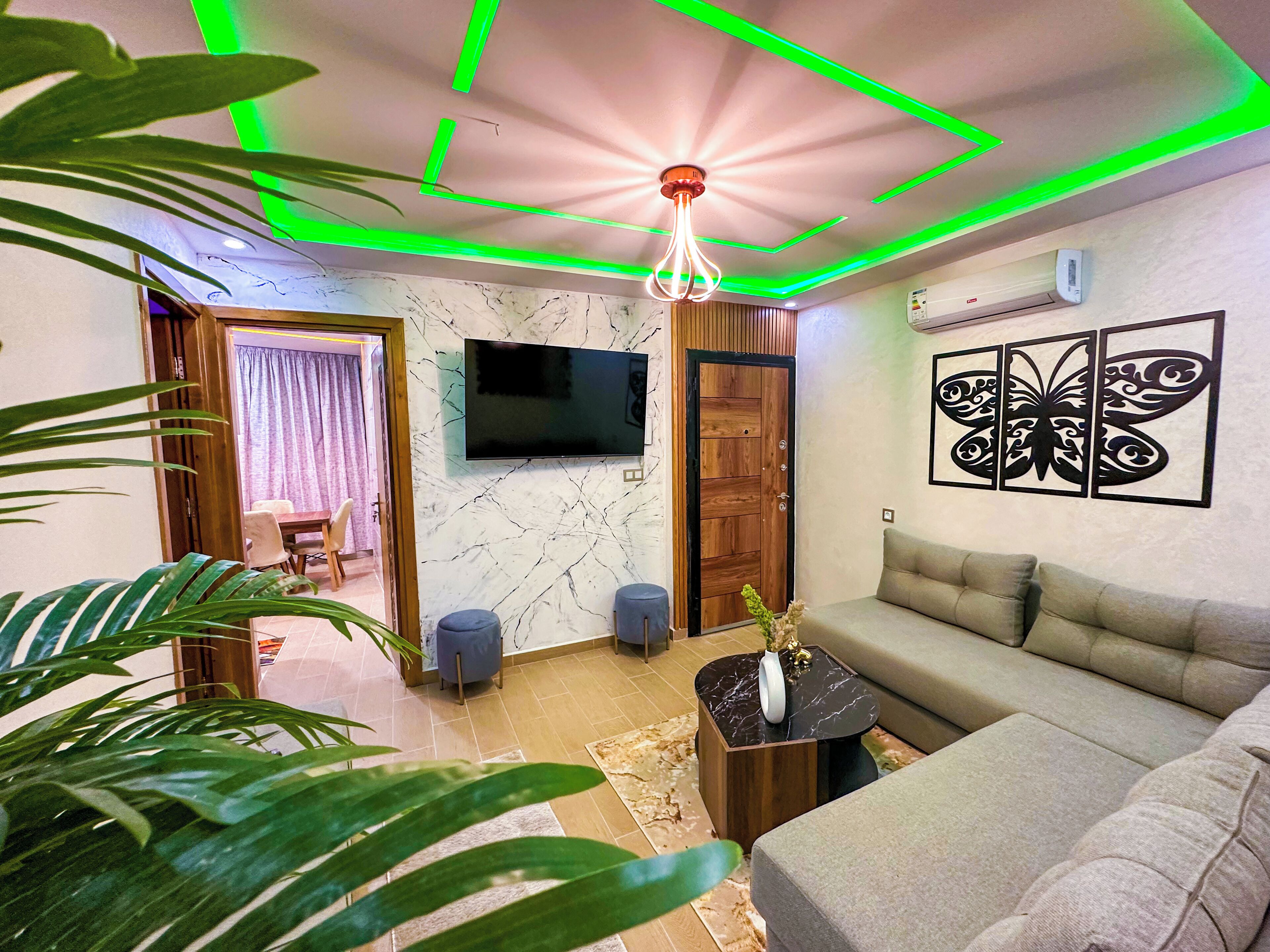 Departamento Deluxe, 2 habitaciones, vista al jardín | Área de sala de estar | Smart TV de 65 pulgadas con canales vía satélite y Netflix 