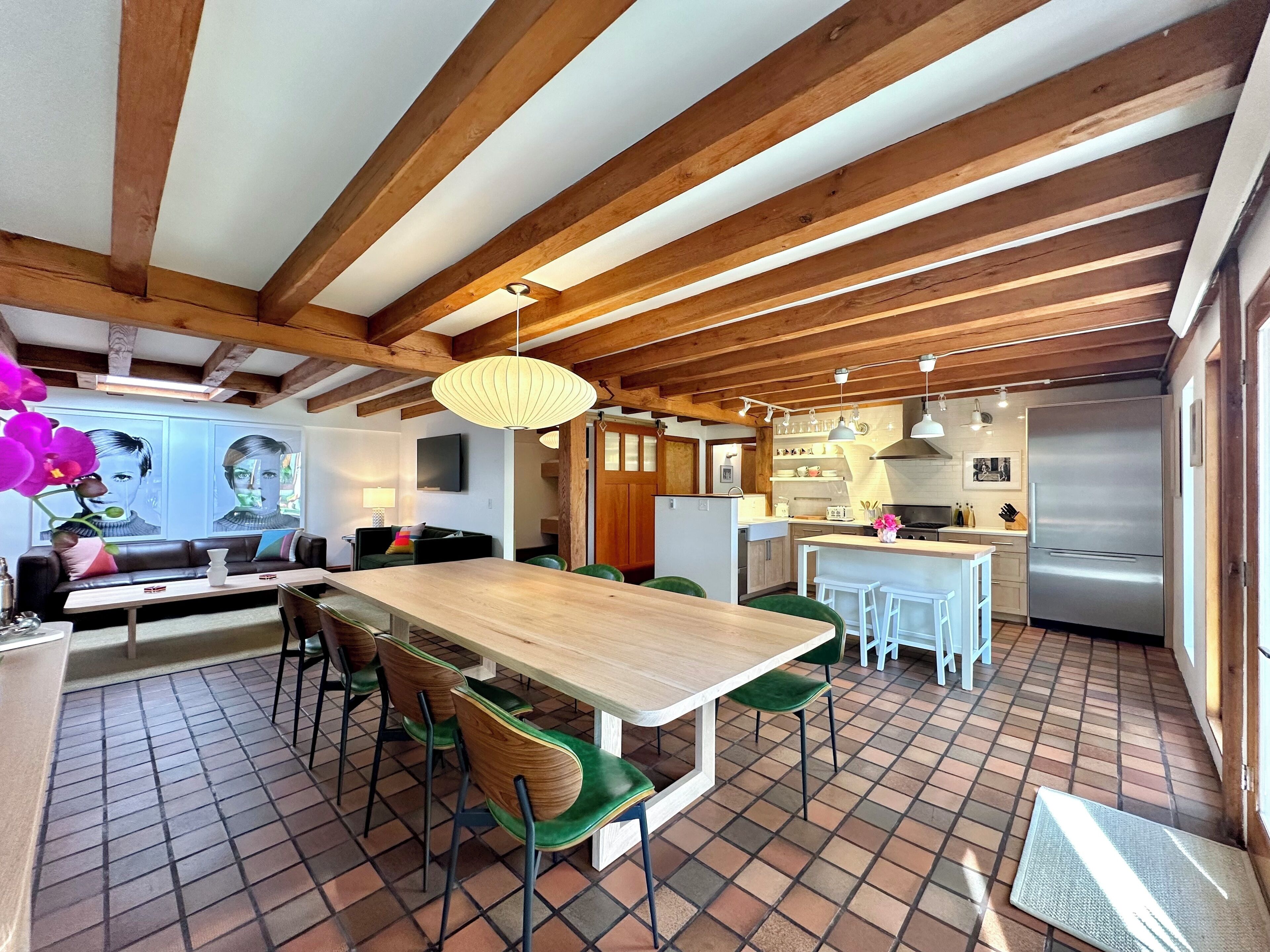 Extraordinary Retreat Near Beaches & Downtown Newport
