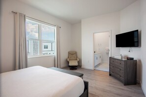 4 habitaciones y tabla de planchar con plancha