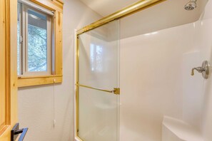 Bañera, artículos de tocador gratuitos, jabón, shampoo