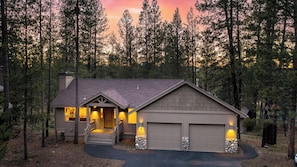 Front of property - Quail by Avantstay Great Location + Game Room, Hot Tub, & Deck! (Bend)