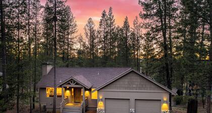 Quail by Avantstay Great Location + Game Room, Hot Tub, & Deck!