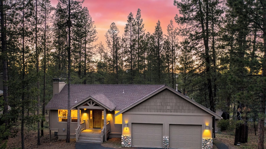 Quail by Avantstay Great Location + Game Room, Hot Tub, & Deck!