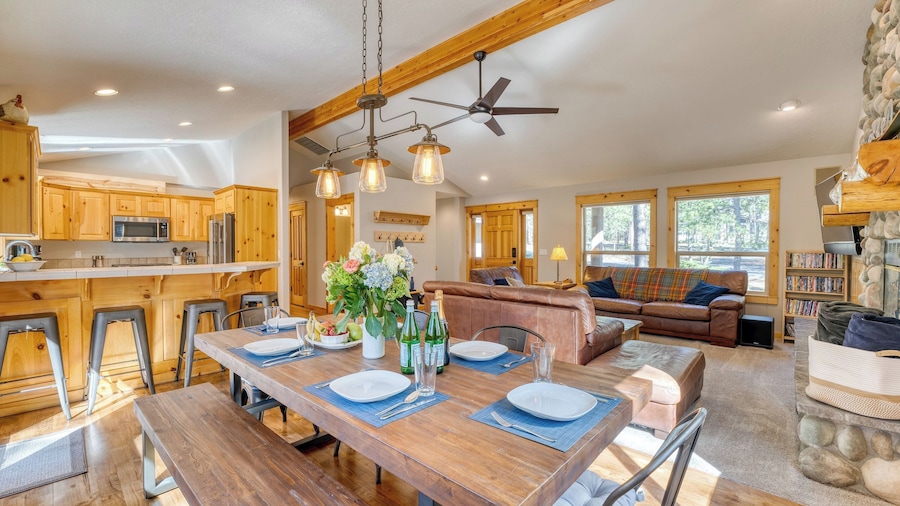 Quail by Avantstay Great Location + Game Room, Hot Tub, & Deck!