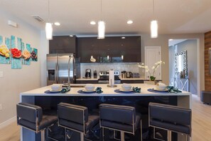 Fridge, microwave, oven, stovetop - DLuxx Home with Splash Pool Min from Disney 1144 (Kissimmee)