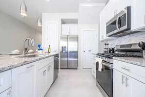 ثلاجة، ميكروويف، فرن، موقد طهي مسطح