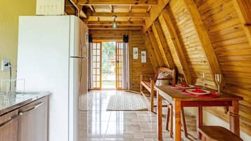 Kjøleskap, mikrobølgeovn, kaffetrakter/tekoker og kjøkkenutstyr