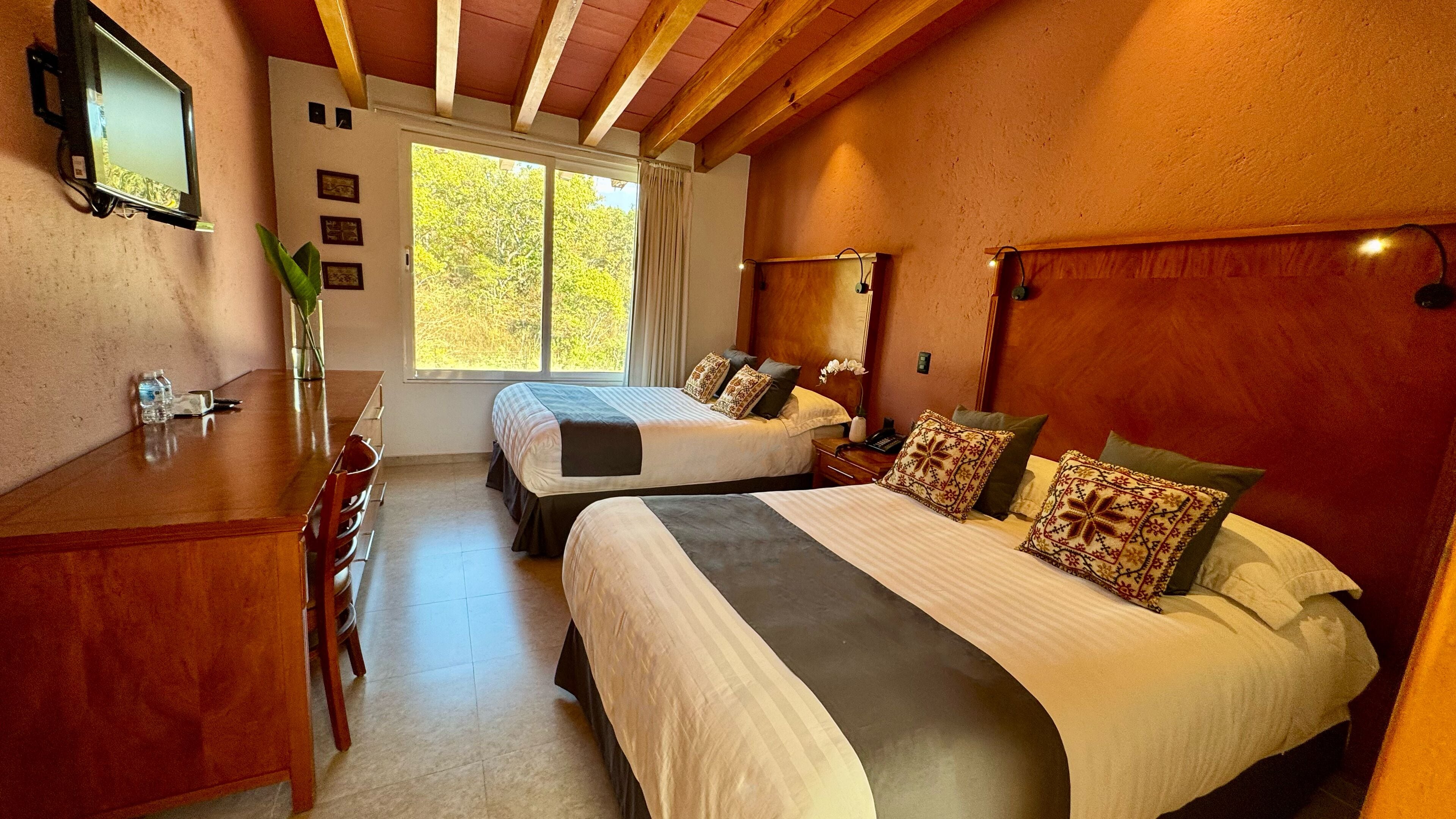 标准双人房, 庭院景观 | 防过敏的被褥、办公桌、笔记本电脑工作区、隔音