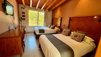 Doppia Standard, vista cortile | 6 camere, biancheria da letto ipoallergenica, una scrivania