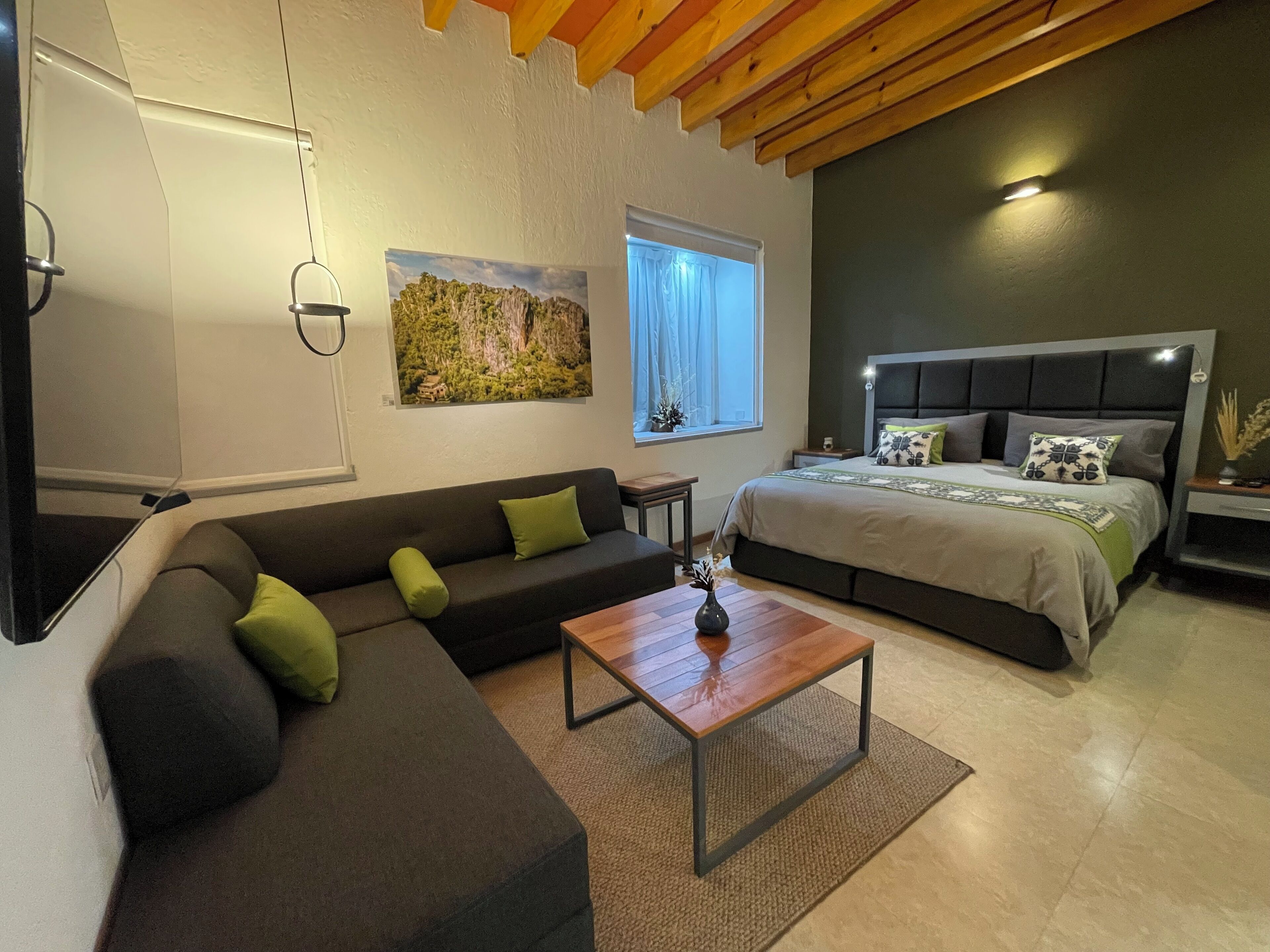 Camera Luxury, vista cortile | Biancheria da letto ipoallergenica, una scrivania, postazione laptop