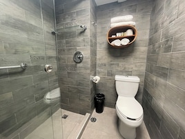 Habitación de lujo, vistas al patio | Baño | Ducha, cabezal de ducha tipo lluvia, toallas y jabón