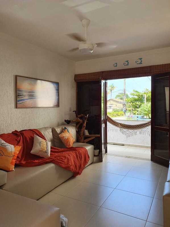 Living area - Apartamento Muito Aconchegante bem Completo, Apenas 150metros da Praia (Guarujá)