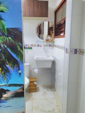 Hair dryer, towels, soap, toilet paper - Apartamento Muito Aconchegante bem Completo, Apenas 150metros da Praia (Guarujá)