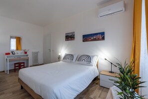 1 habitación, escritorio, tabla de planchar con plancha y cuna de viaje 