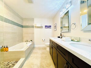 Dusche, Whirlpool, Haartrockner, Handtücher