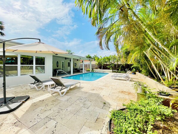 Una piscina al aire libre, una piscina climatizada