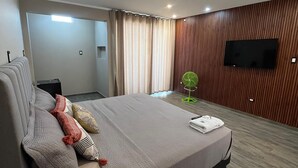 Deluxe Suite, Balcony, Pool View | Premium bedding, down comforters, desk, laptop workspace - Hotel Campestre Casa Laredo (Chao)