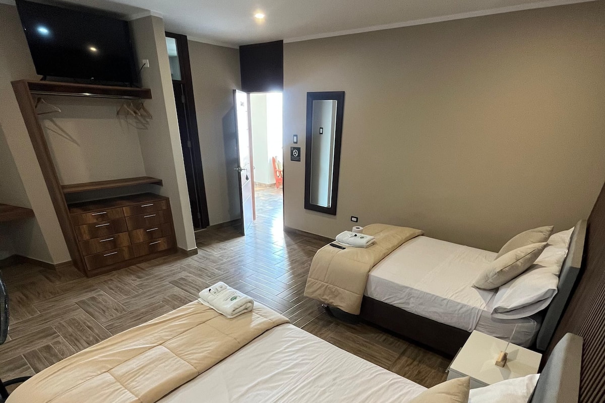 Deluxe tweepersoonskamer, 2 tweepersoonsbedden, en-suite badkamer, uitzicht op tuin | 3 slaapkamers, luxe beddengoed, donzen dekbedden, een bureau