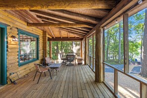 Outdoor dining - Waterfront Cabin! Dock, Crab, Paddle, Kayak, Outdoor Movie, Karaoke, and More! (Heathsville)