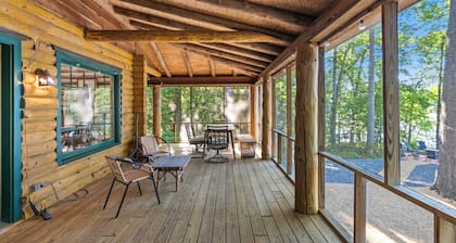 Waterfront Cabin! Dock, Paddle, Kayak, Outdoor Movie, Karaoke, and More!