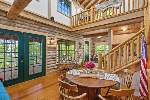 Waterfront Cabin! Dock, Paddle, Kayak, Outdoor Movie, Karaoke, and More!