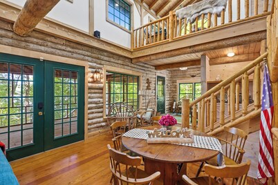 Waterfront Cabin! Dock, Paddle, Kayak, Outdoor Movie, Karaoke, and More!