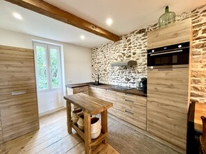 Kylskåp, mikrovågsugn, ugn och spishäll