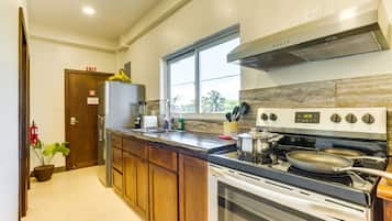 Frigorífico, microondas, placa de cocina y cafetera o tetera