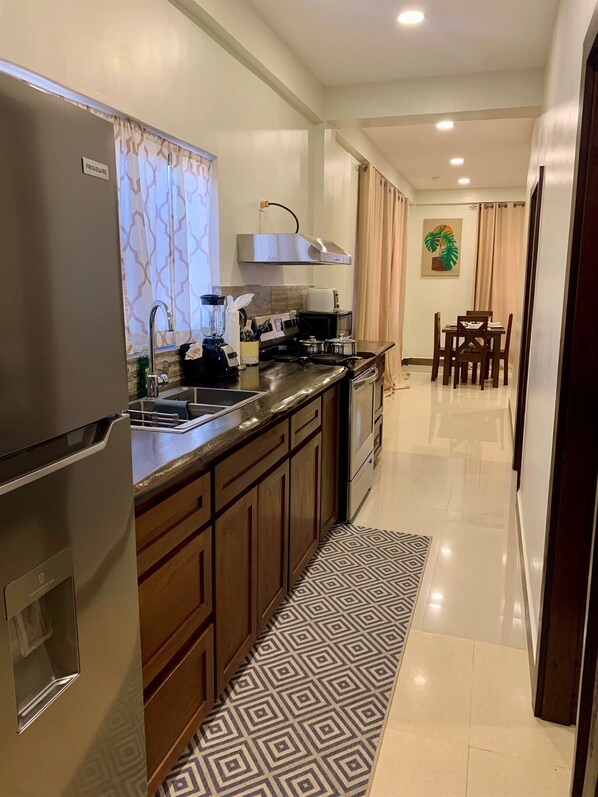 Fridge, microwave, oven, stovetop - F1 Apartment, 2-Bedroom (F1) (Placencia Village)