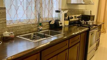 Refrigerador, microondas, placa de cocina, cafetera/tetera