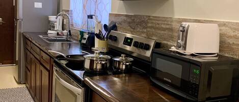 Een koelkast, een microgolfoven, een kookplaat