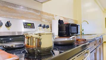 Frigorífico, microondas, placa de cocina y cafetera o tetera