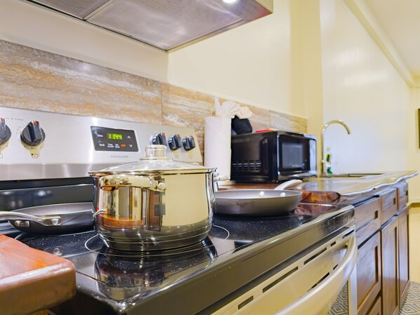 Geladeira, micro-ondas, cooktop, cafeteira/chaleira