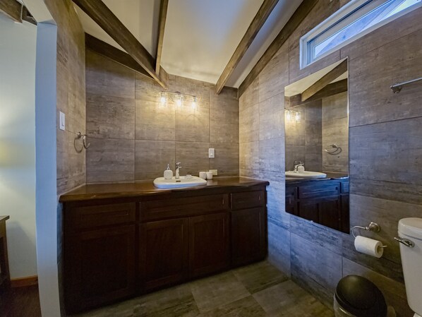 Shower, hair dryer, towels - T2 Suite, 2-Bedroom (T2) (Placencia Village)
