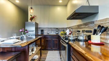 Refrigerador, microondas, parrilla de estufa y cafetera y tetera