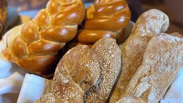 Termasuk sarapan bufet setiap hari