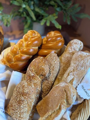 Café da manhã com buffet grátis todos os dias