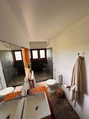 Hårtork, bidé, handdukar och tvål