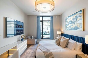 2 dormitorios, caja fuerte, escritorio y tabla de planchar con plancha