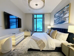 2 bedrooms, in-room safe, desk, iron/ironing board - Private Residence in GRAND HYATT Mtn View Book NOW (Mountain Way)