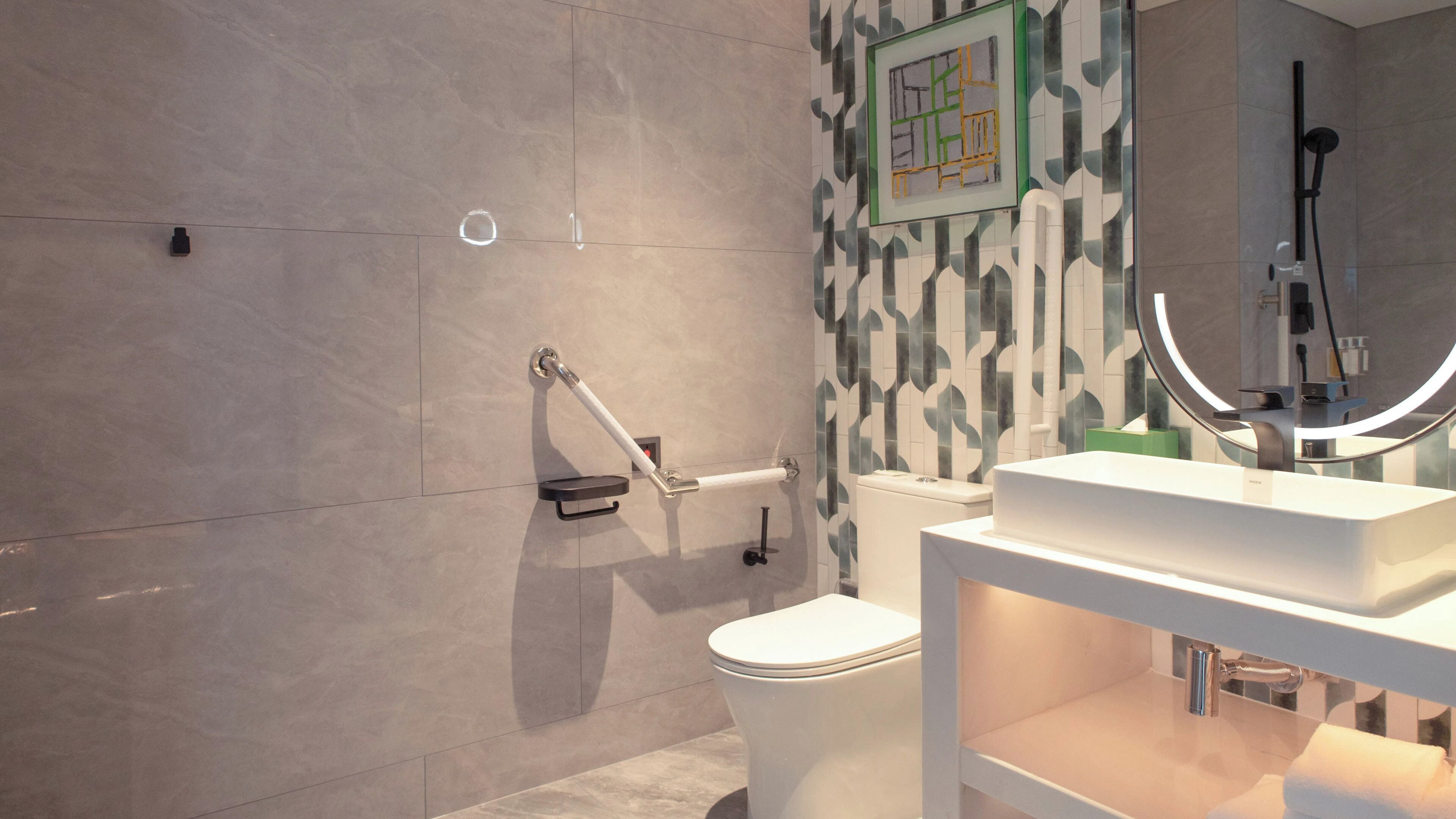 Un baño moderno con inodoro, bidé y lavabo.