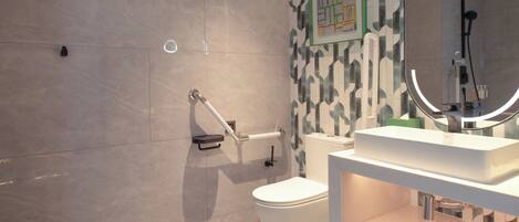 Un baño moderno con inodoro, bidé y lavabo.