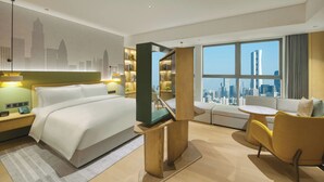 Suite, 1 Tempat Tidur King | Seprai premium, selimut bulu angsa, busa memori, dan brankas