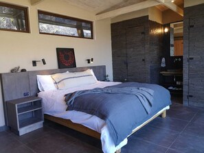 4 bedrooms, desk, travel crib, WiFi