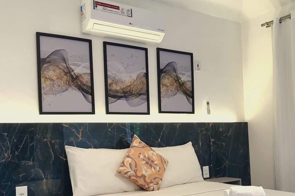 Blackout drapes, free WiFi, bed sheets