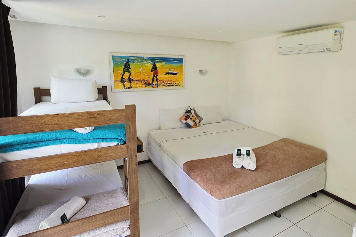 Chambre quadruple Standard | Aire de séjour | Téléviseur