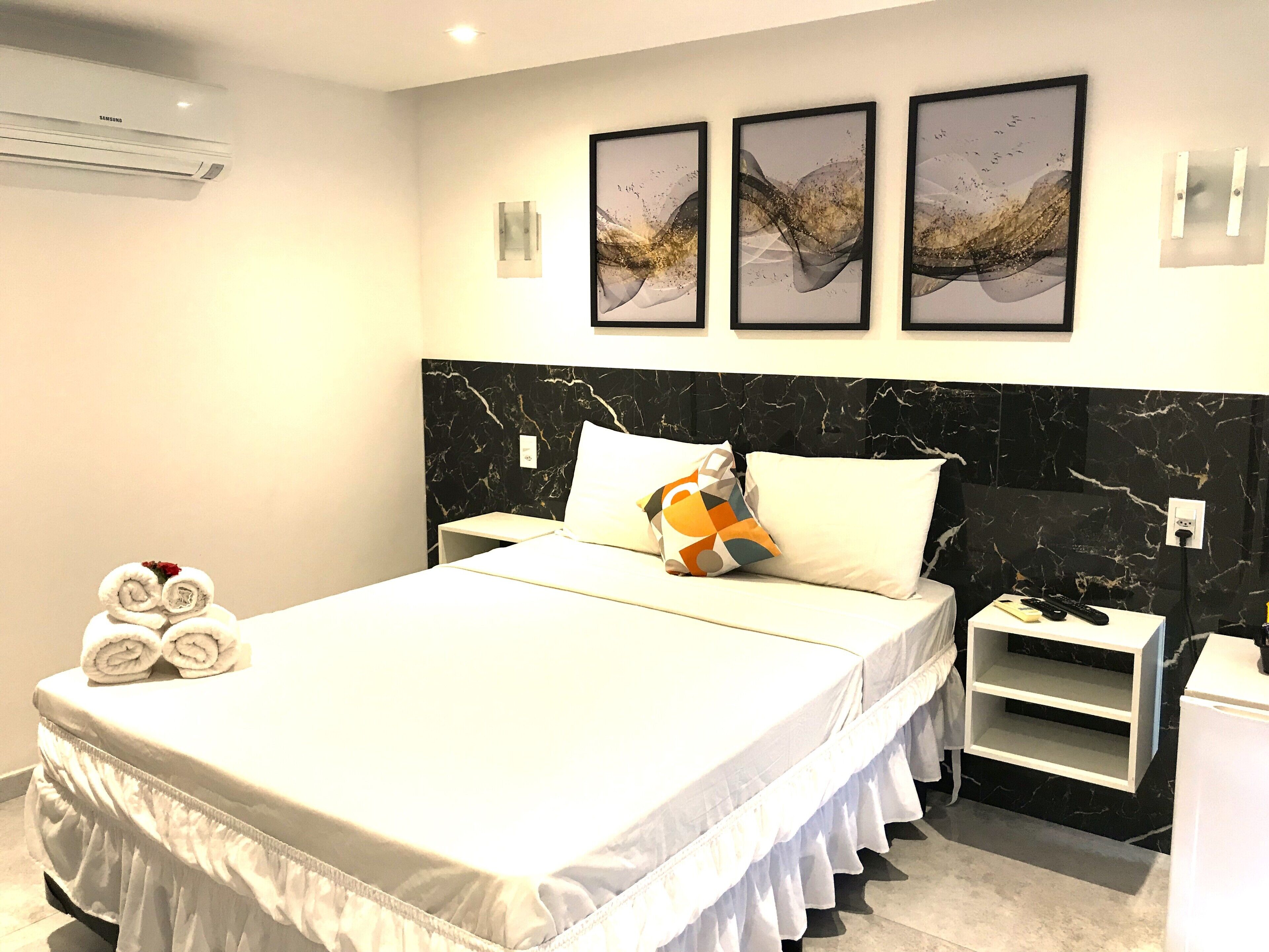 Cortinas blackout, Wi-Fi de cortesia, roupa de cama