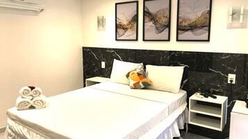 Cortinas blackout, Wi-Fi de cortesia, roupa de cama