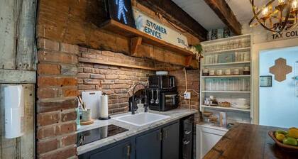 Historic Cottage Retreat-IG Cowboy Pool-Hot Tub