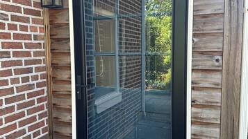 Una puerta de madera con un letrero que dice 'The Robin's Nest'.